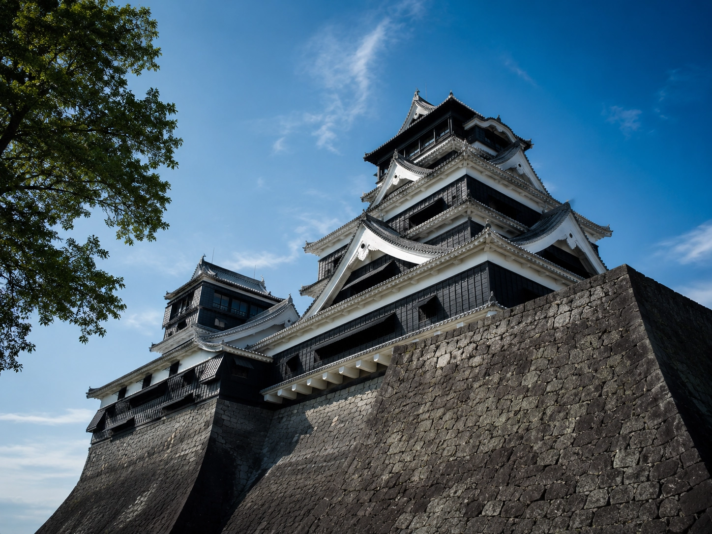 復興した熊本城の天守閣と石垣