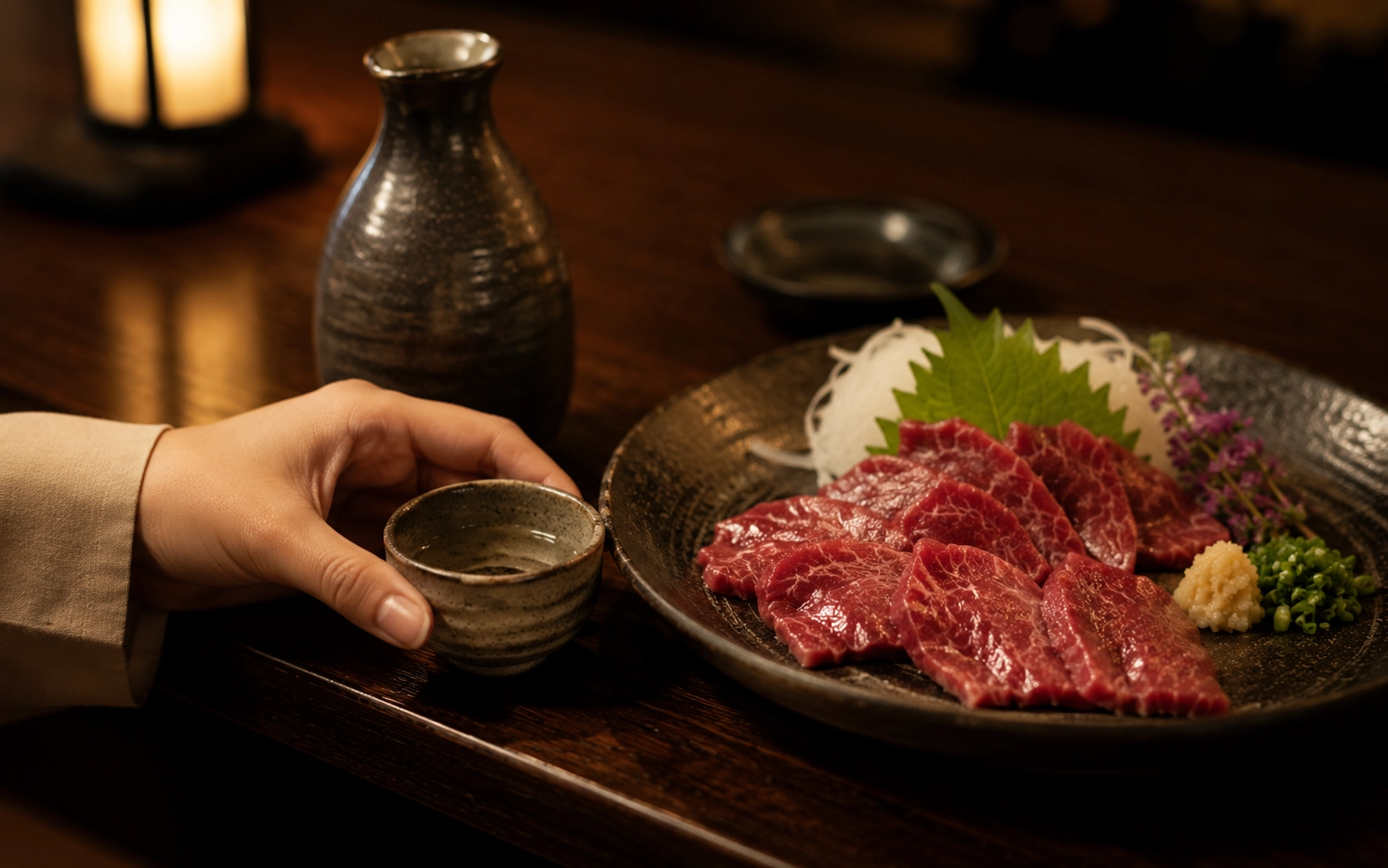 馬刺しと熊本の地酒が並ぶテーブルの手元