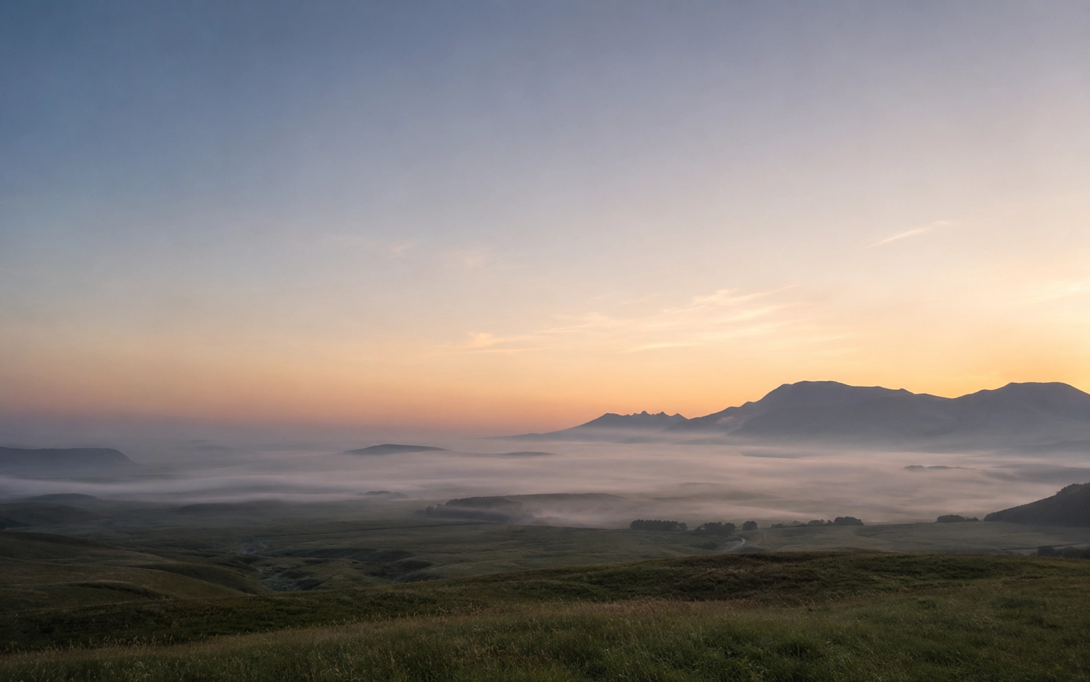 早朝の阿蘇に立つ霧と静寂な風景