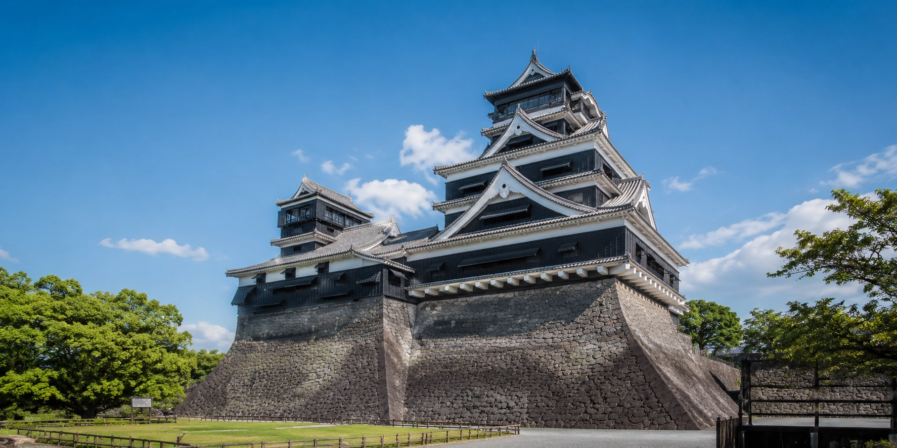熊本城の天守閣を望む風景
