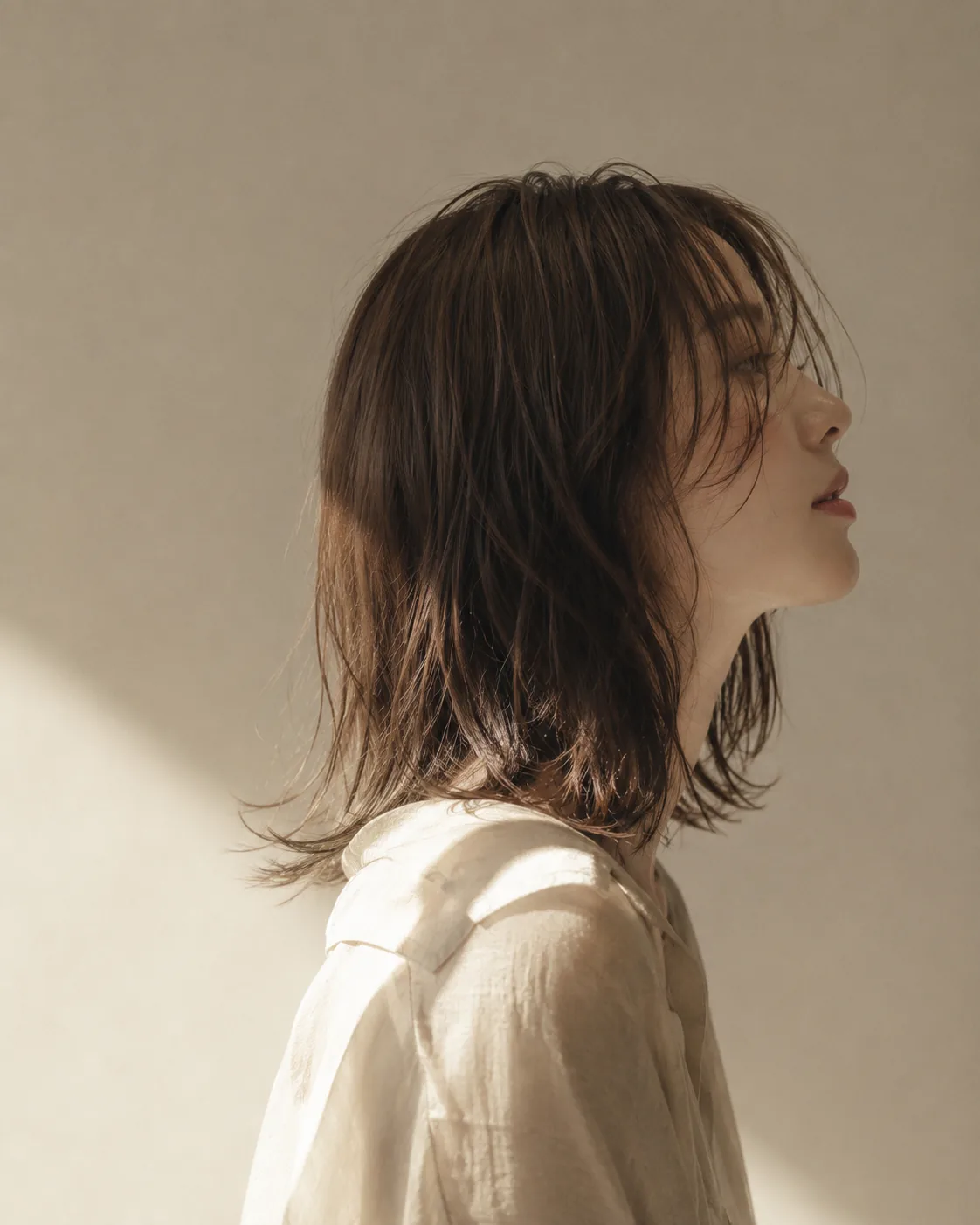 やわらかな自然光の中で撮影されたヘアスタイル写真