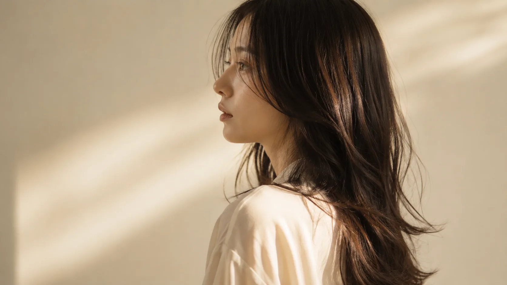 自然光のもとで撮影されたヘアスタイルのポートレート